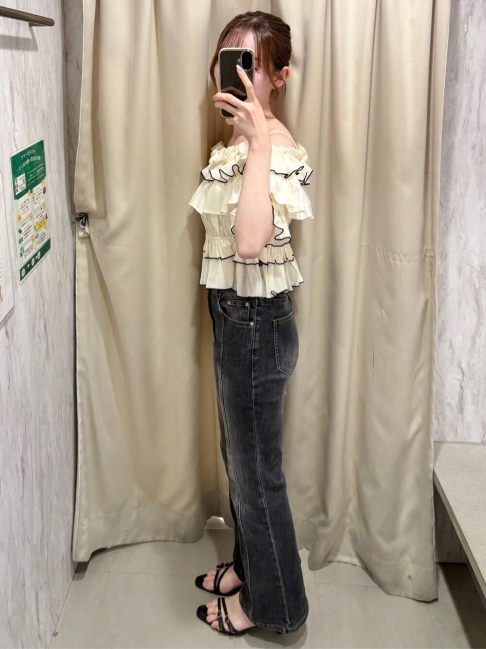 グレー系のデニムパンツ、ホワイト系のシャツ/ブラウスを着用したレディースの夏コーディネートの4枚目の写真