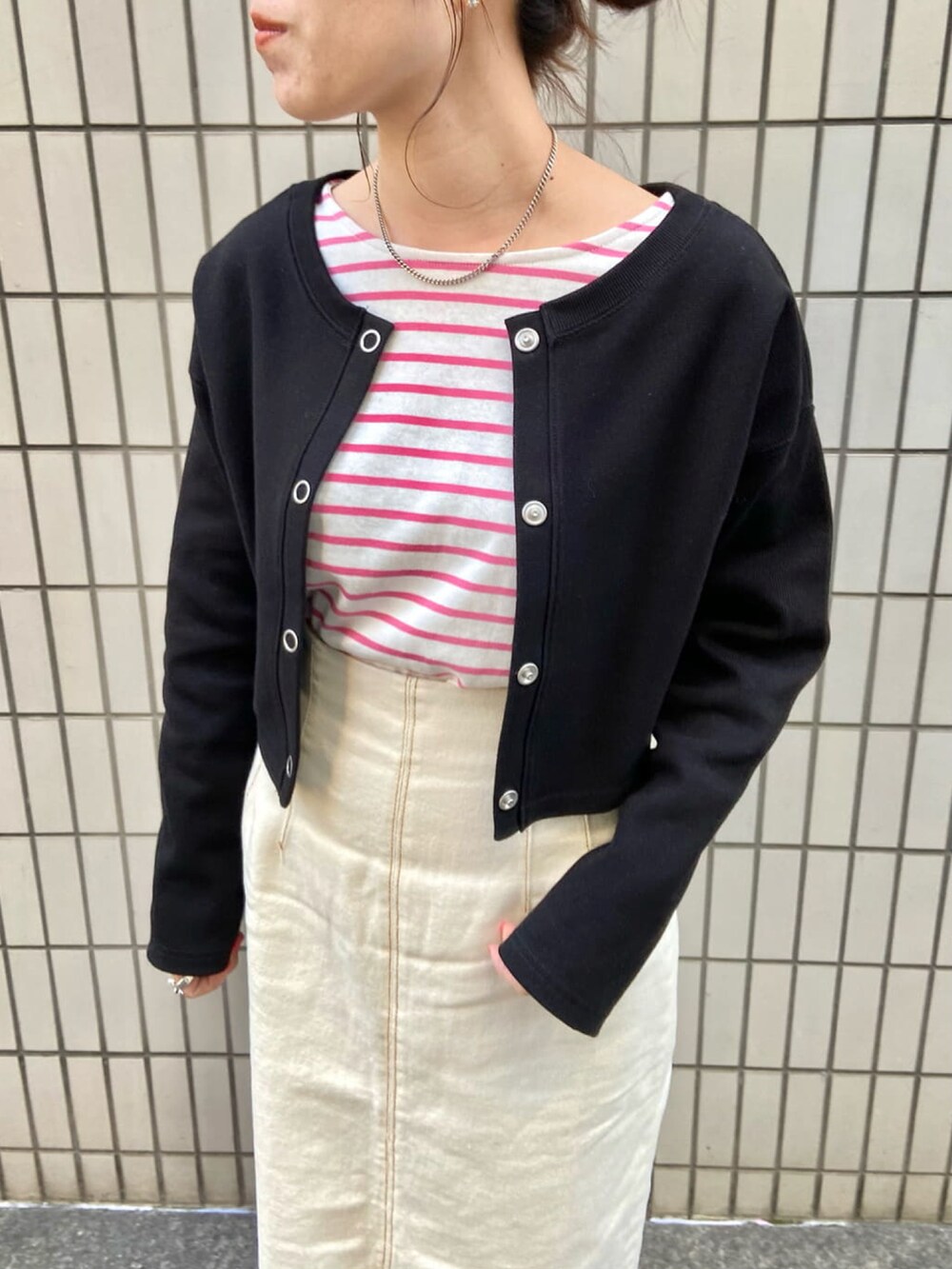 「archives、アルシーヴ(archives)、春服みてみて、春色、カジュアルコーデ、スニーカー、コンバース、converse、ボーダー、イエロー、ピンク」｜「archivesのテレコカーディガン（カーディガン/ボレロ、ブラック系）」を使った、archivesさん（レディース・158cm）の春コーディネートの4枚目の写真