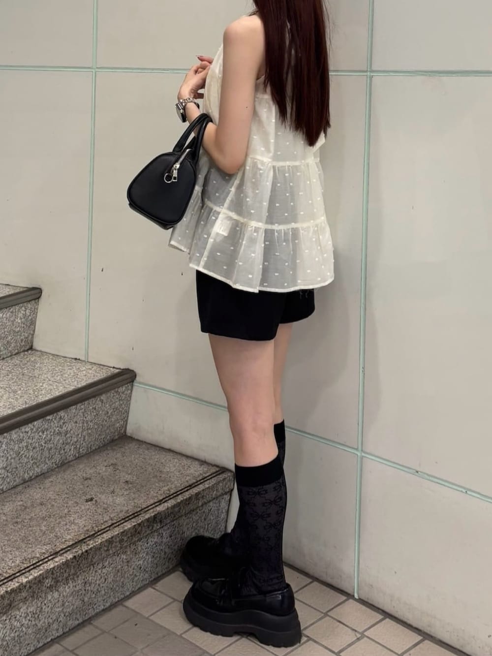 ホワイト系のシャツ/ブラウス、ブラック系のその他パンツ、ホワイト系のキャミソールを着用したレディースの夏コーディネートの2枚目の写真