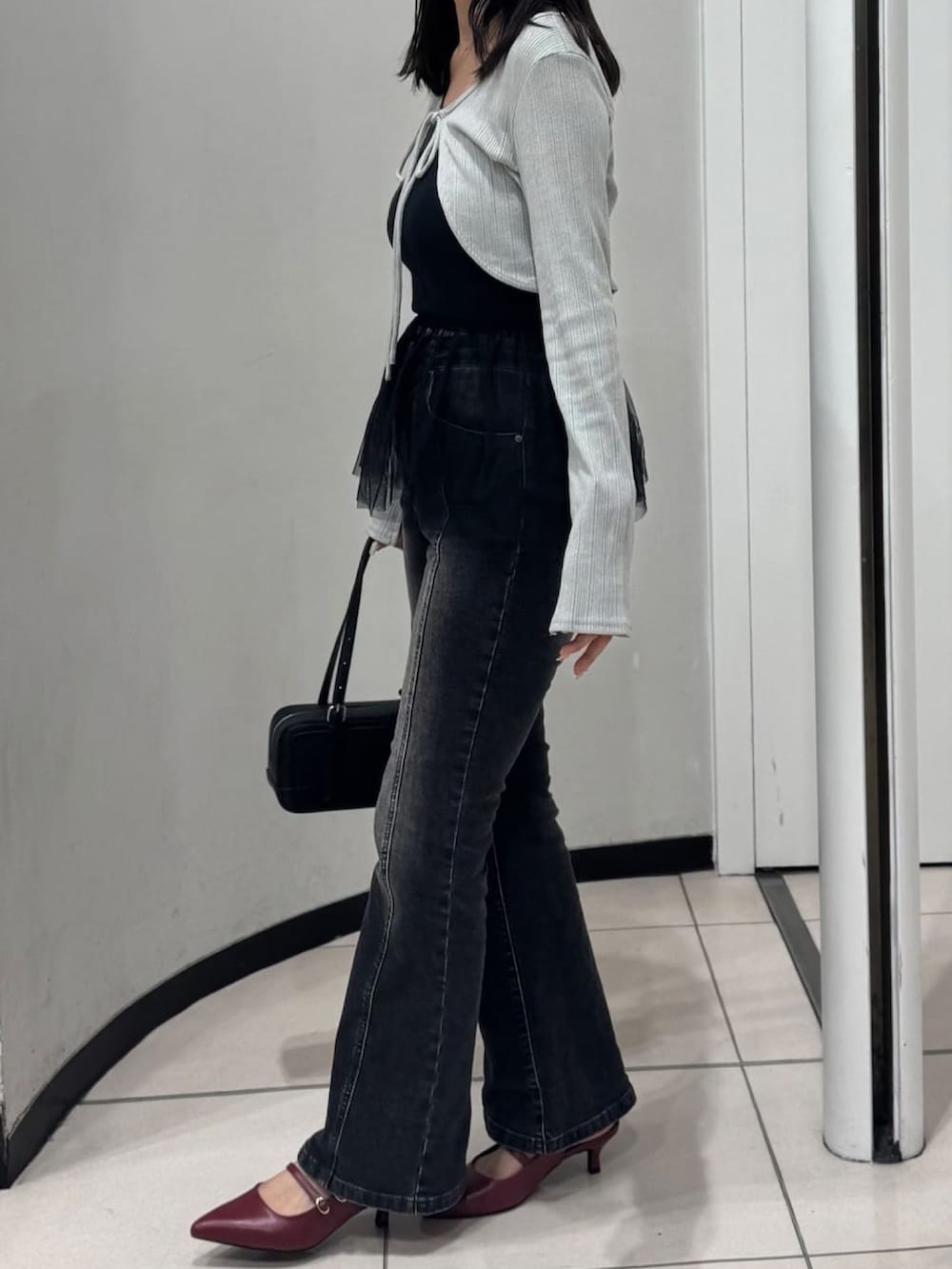 グレー系のアンサンブル、グレー系のデニムパンツ、レッド系のパンプスを着用したレディースの夏コーディネートの2枚目の写真