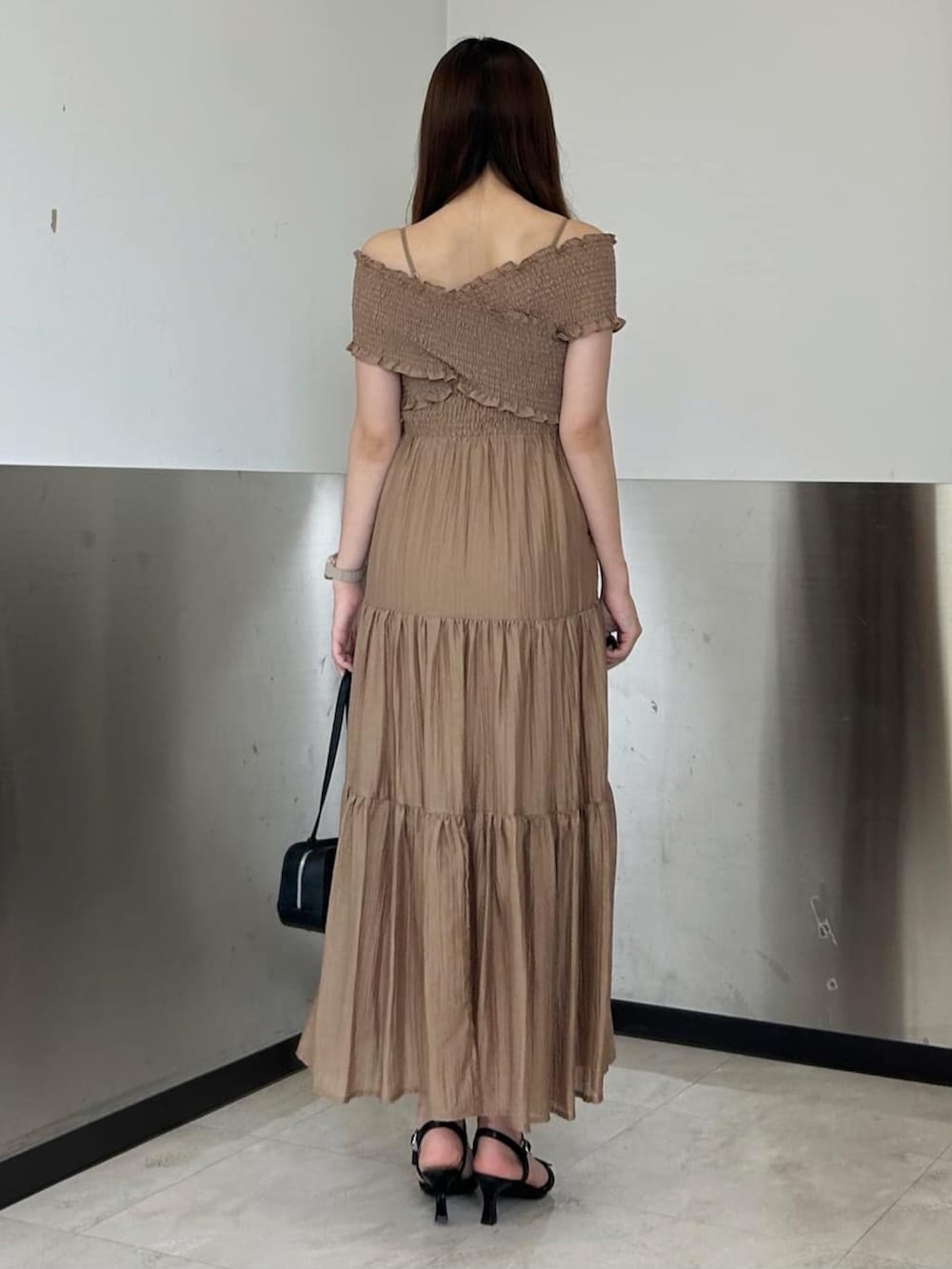 「ワンピース、アルシーヴ(archives)、アルシーヴ、archives、オケージョン、おでかけコーデ、旅行コーデ、キャミワンピ、ootd、フェミニン」｜「archivesのクロスシャーリングオフショルワンピース（ワンピース、ブラウン系）」を使った、archivesさん（骨格ストレート・レディース・160cm）の夏コーディネートの3枚目の写真