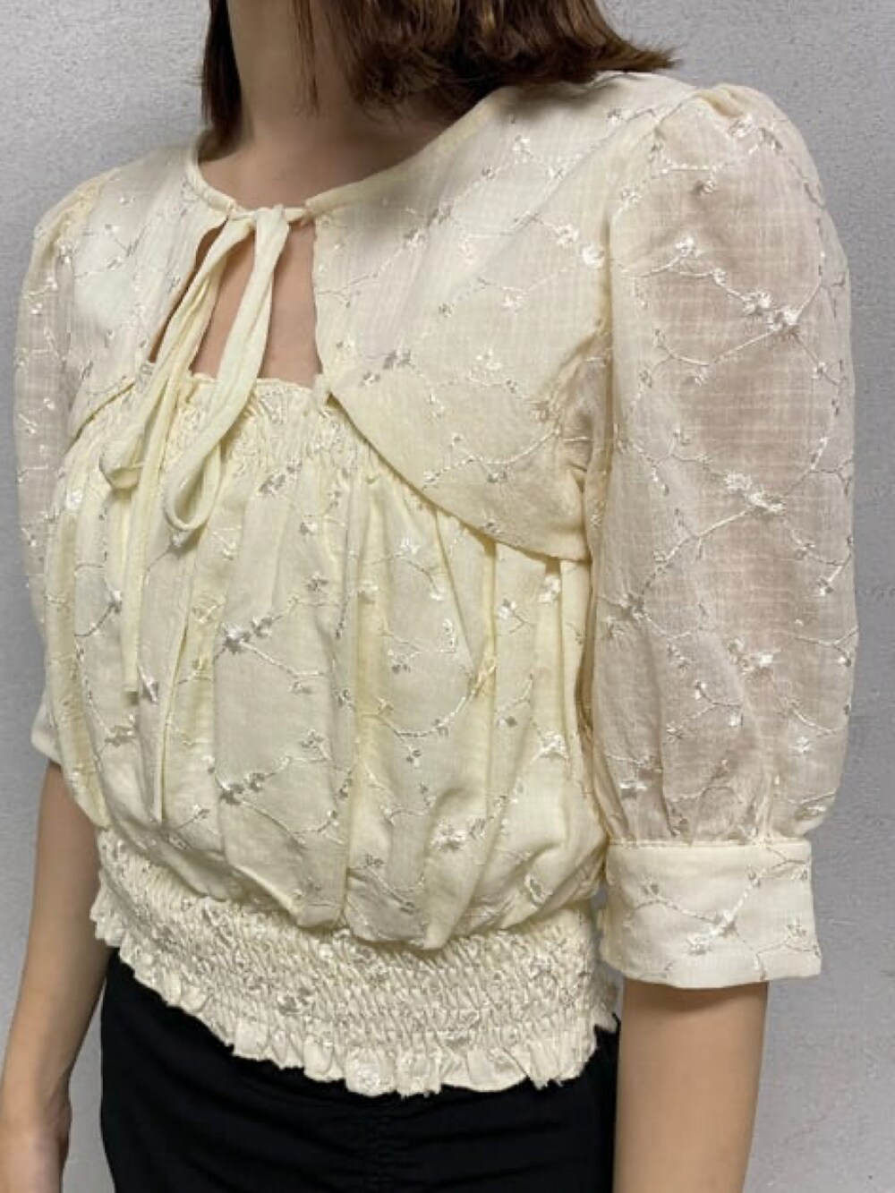 ホワイト系のシャツ/ブラウス、ブラック系のスカート、ブラック系のサンダルを着用したレディースの春コーディネートの2枚目の写真