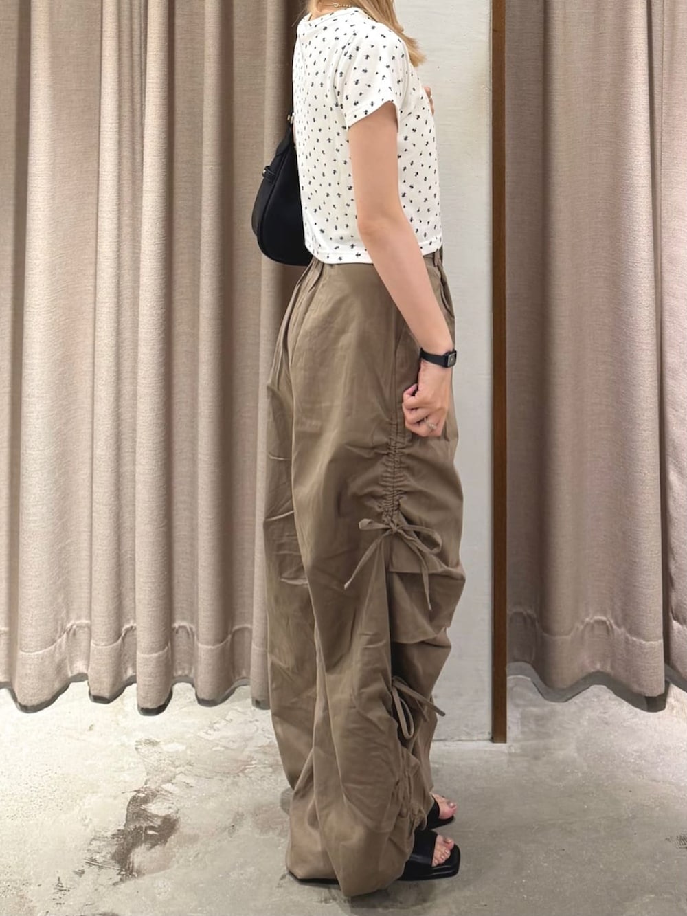 「夏ルックで気分アップ、カーゴパンツ、ドット、夏服コーデ、アルシーヴ(archives)、アルシーブ、archives、アルシーヴ、ootd、韓国ファッション」｜「archivesのアソート総柄チビＴｅｅ（Tシャツ/カットソー、ブラック系）」を使った、archivesさん（骨格ウェーブ・レディース・152cm）の夏コーディネートの3枚目の写真