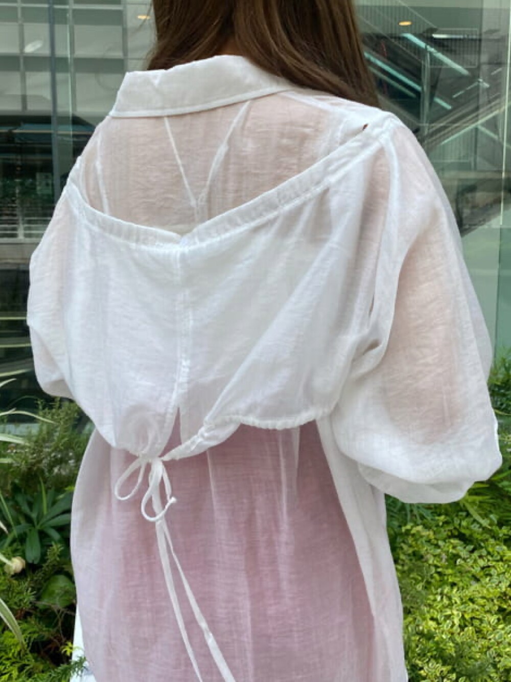 ホワイト系のシャツ/ブラウス、ホワイト系のキャミソール、レッド系のスカートを着用したレディースの夏コーディネートの3枚目の写真