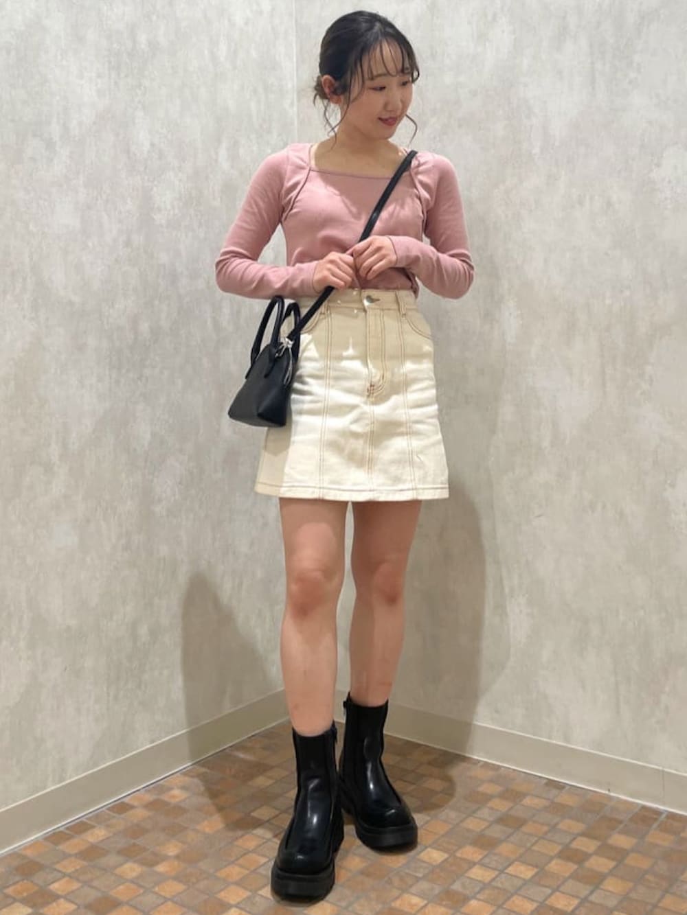 ホワイト系のデニムジャケット、ピンク系のTシャツ/カットソー、ホワイト系のデニムスカートを着用したレディースの春コーディネートの4枚目の写真