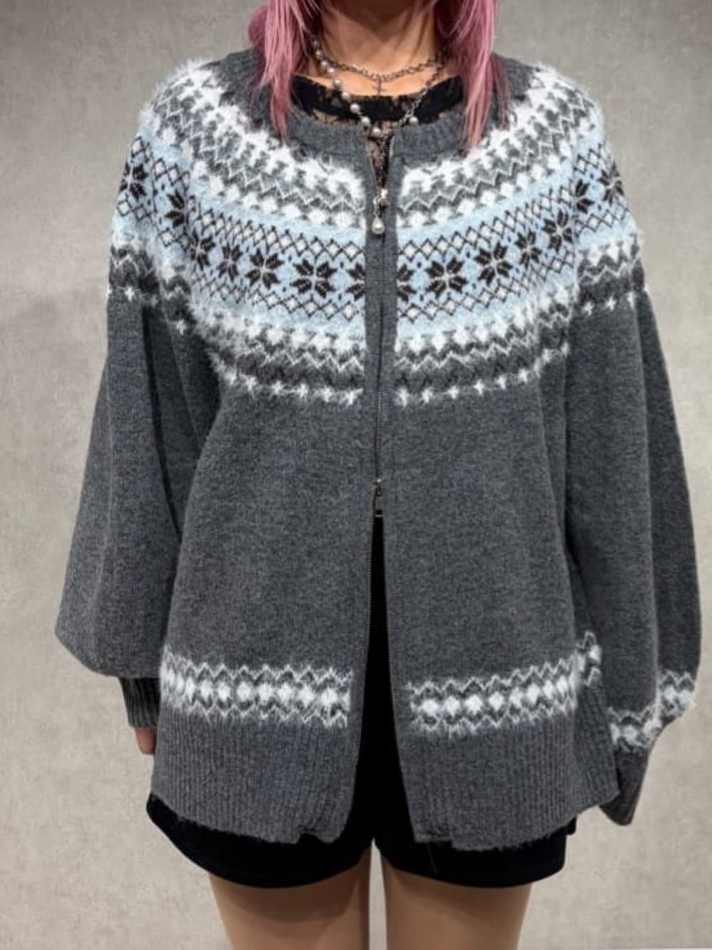グレー系のカーディガン/ボレロ、ブラック系のその他パンツ、ブラック系のブーツを着用したレディースの秋コーディネートの3枚目の写真