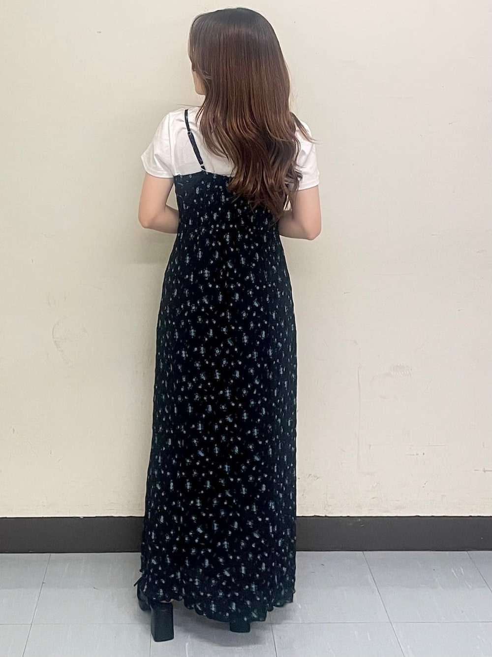 「アルシーヴ(archives)、アルシーヴ、archives、archivesワンピース、花柄、花柄ワンピース、花柄キャミワンピース、キャミワンピ、キャミワンピース、花柄カットフリルワンピース、夏コーデ、夏ワンピース、小花柄、小花柄ワンピース、初夏コーデ」｜「archivesの花柄フリルカットキャミワンピース（ワンピース、ブラック系）」を使った、archivesさん（骨格ウェーブ・レディース・148cm）の春コーディネートの2枚目の写真