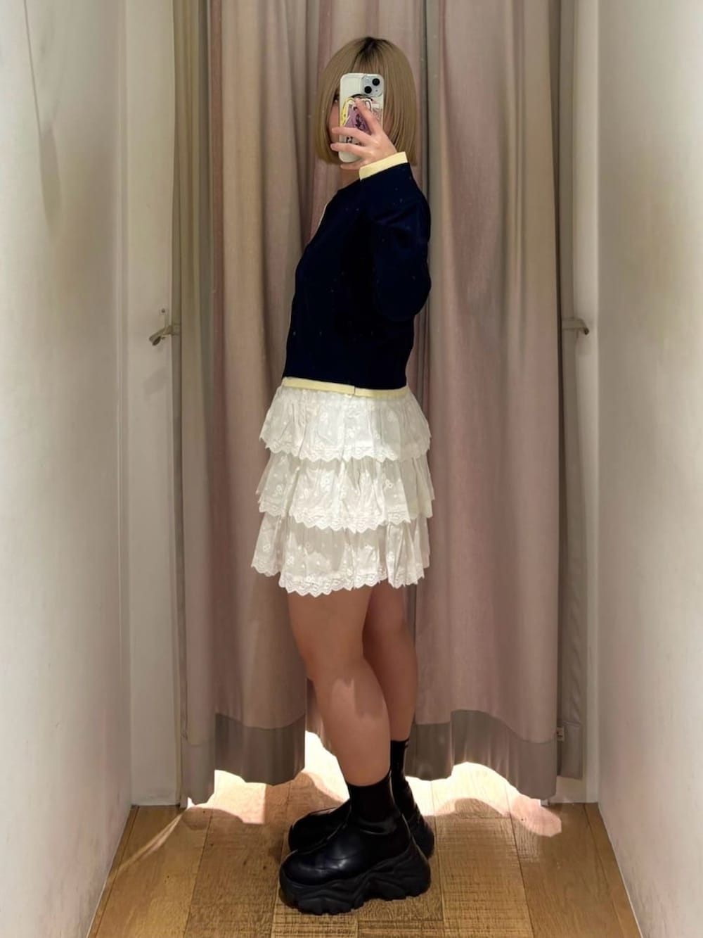 ブルー系のカーディガン/ボレロ、ホワイト系のスカートを着用したレディースの春コーディネートの2枚目の写真