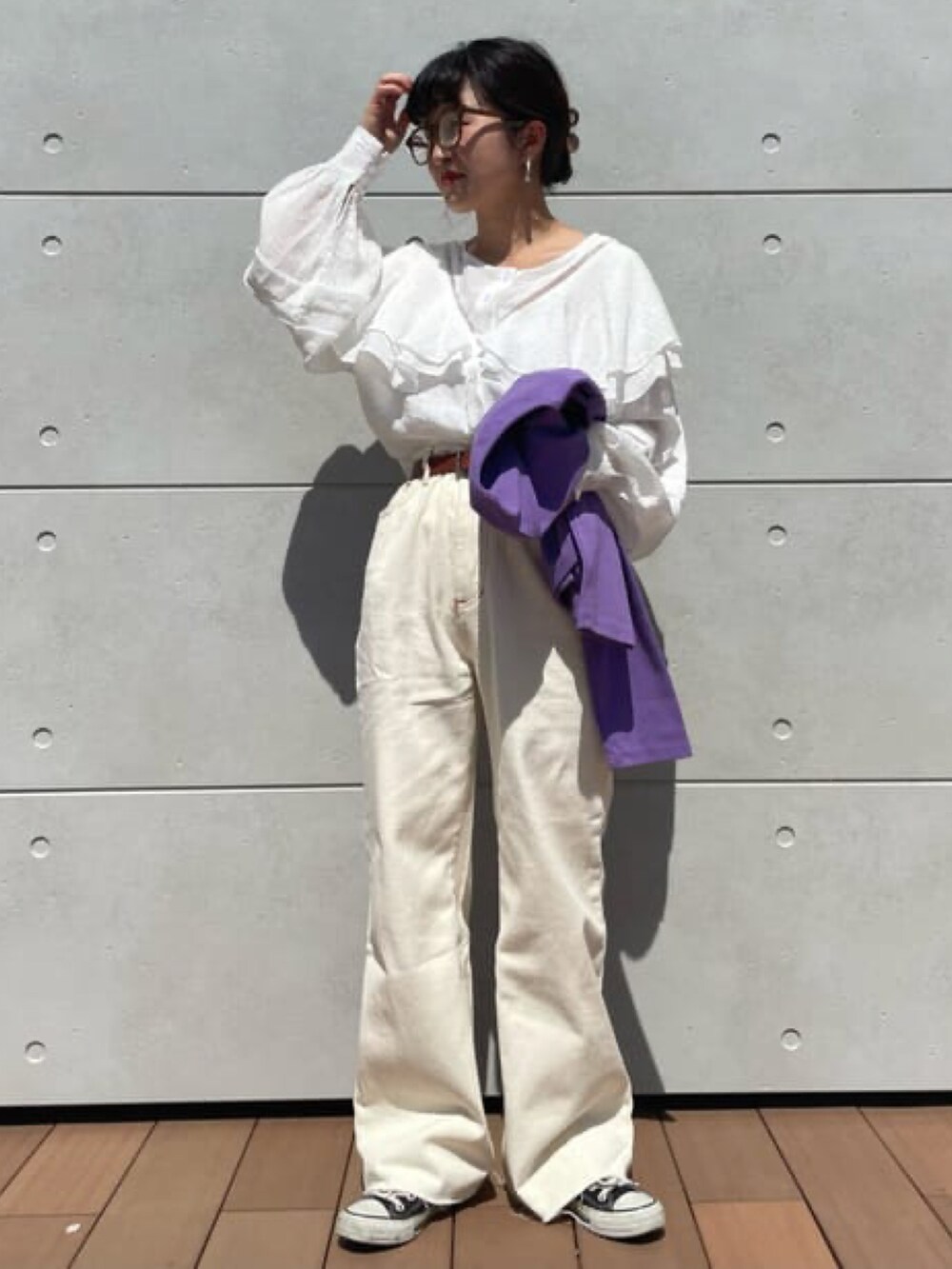 パープル系のカーディガン/ボレロ、ホワイト系のデニムパンツを着用したレディースの春コーディネートの2枚目の写真