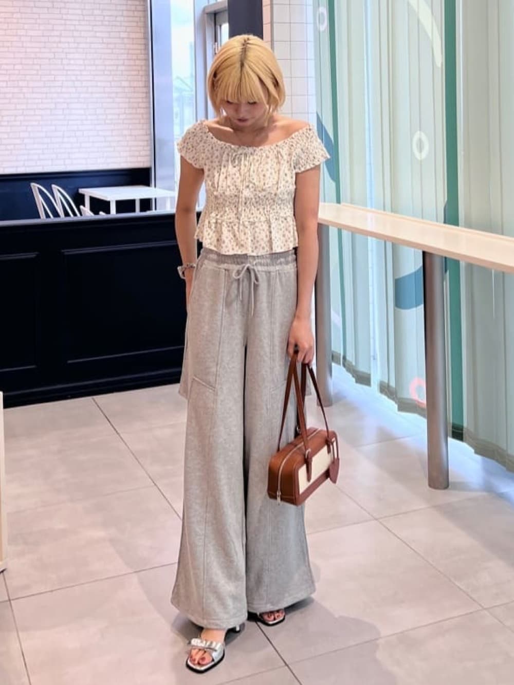 ホワイト系のシャツ/ブラウス、グレー系のその他パンツを着用したレディースの夏コーディネートの2枚目の写真