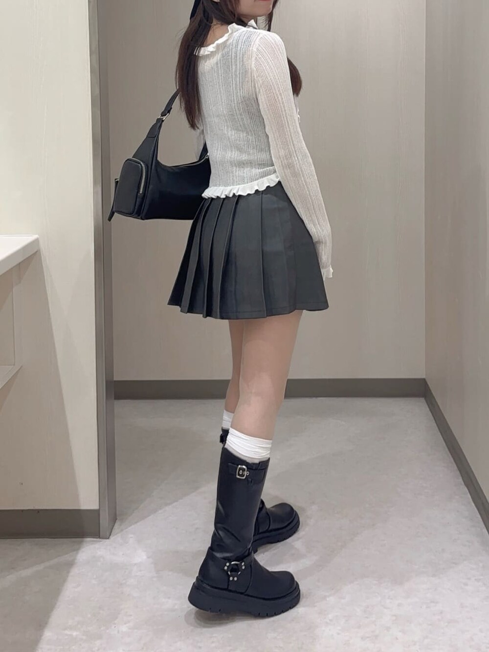 ブラック系のスカート、ホワイト系のカーディガン/ボレロを着用したレディースの夏コーディネートの3枚目の写真