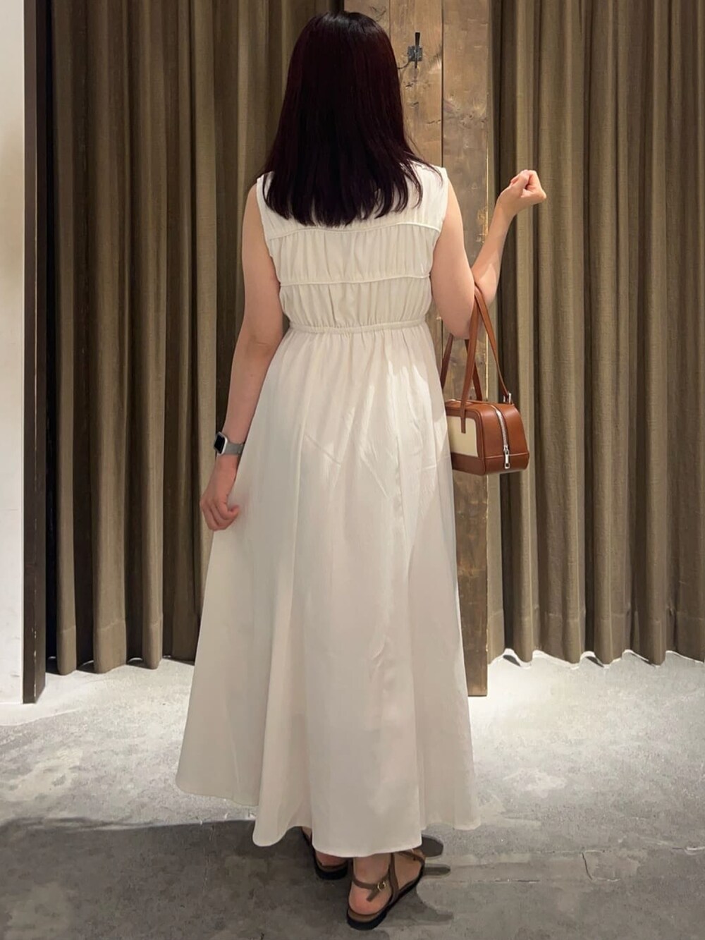 ホワイト系のワンピースを着用したレディースの夏コーディネートの2枚目の写真