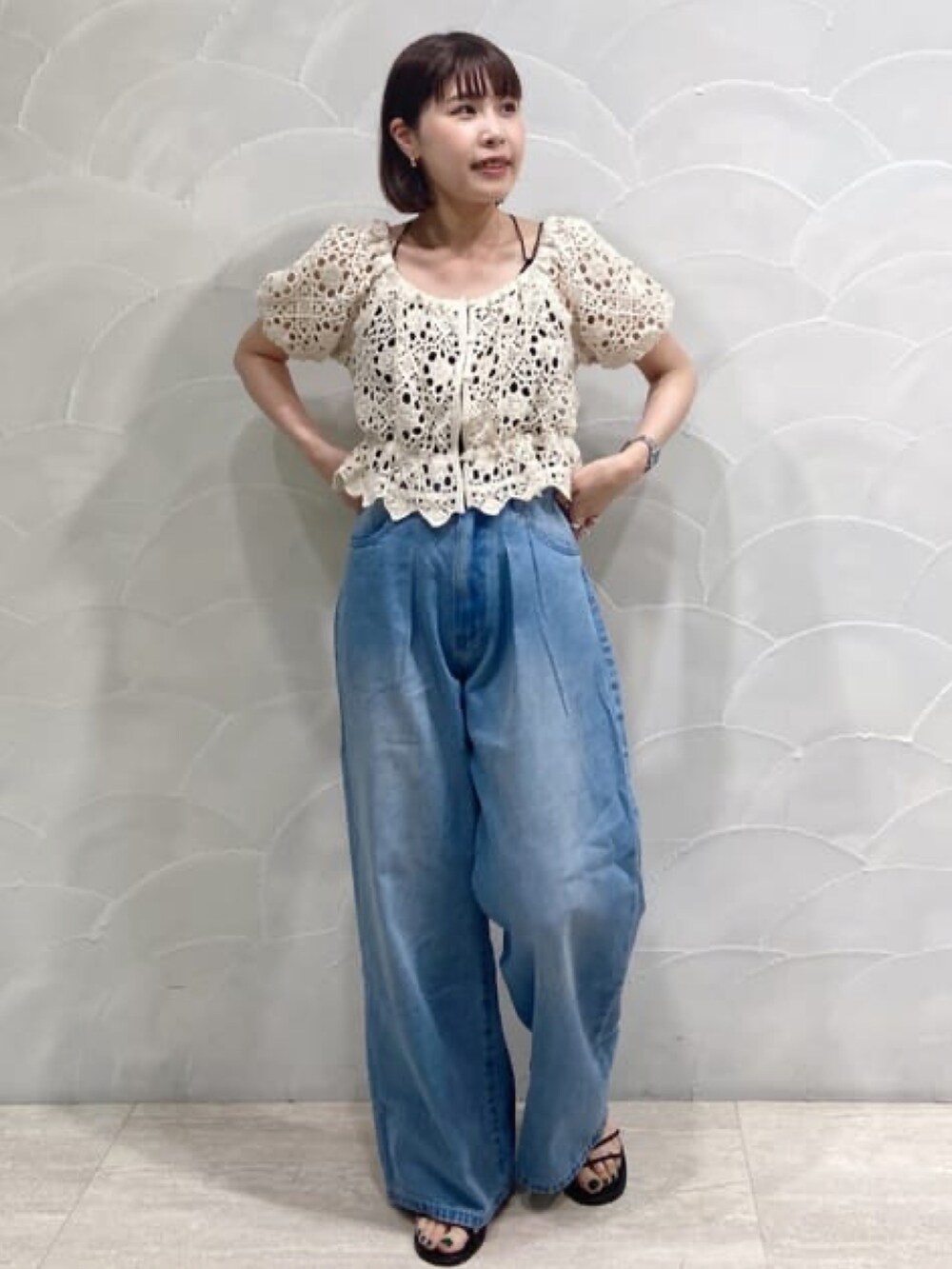 ホワイト系のシャツ/ブラウス、ブルー系のデニムパンツを着用したレディースの夏コーディネートの2枚目の写真