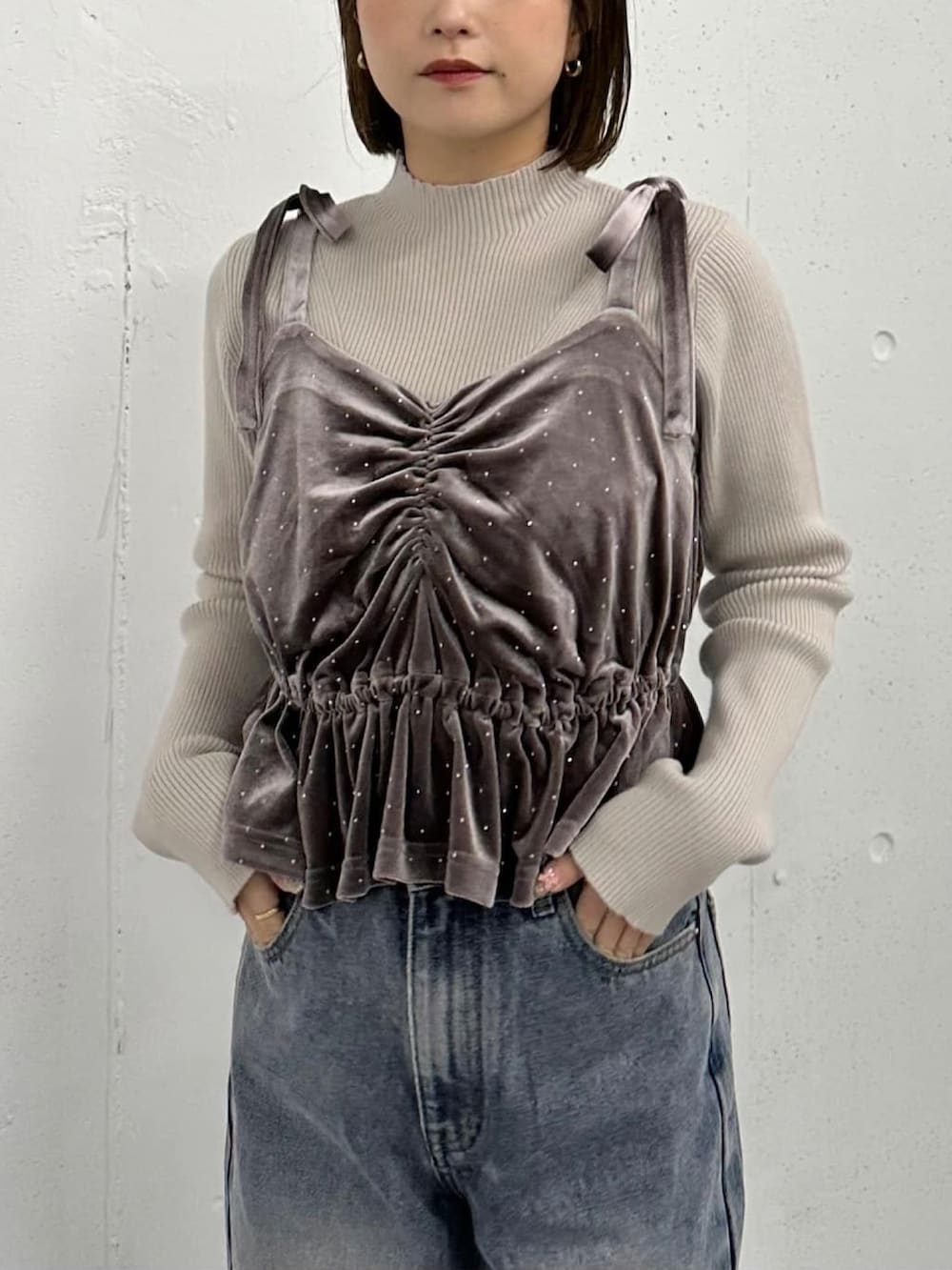 ブラック系のニット/セーター、ブルー系のデニムパンツを着用したレディースの冬コーディネートの2枚目の写真