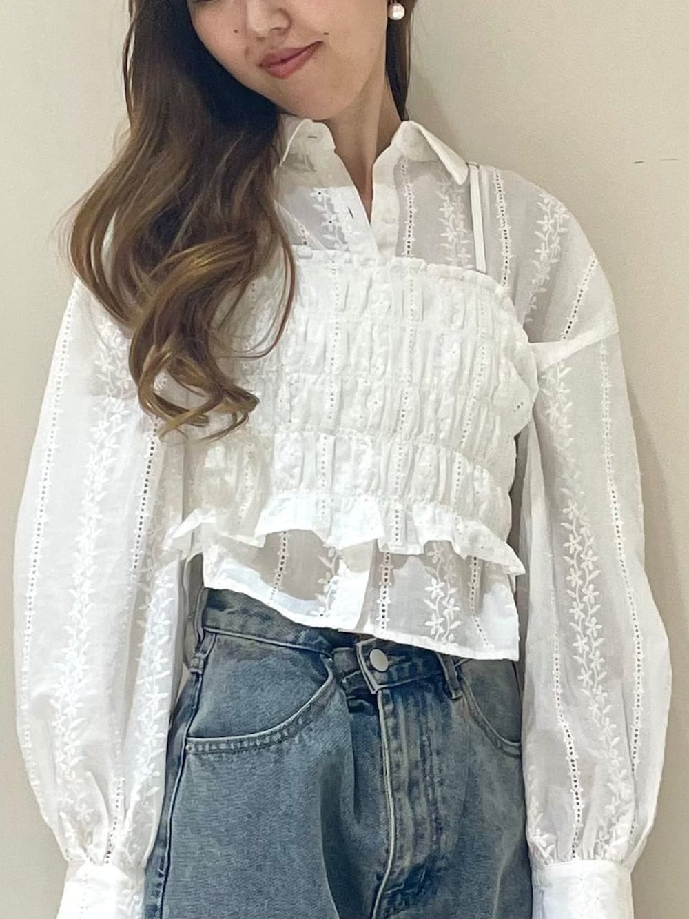 「アルシーヴ(archives)、アルシーヴ、archives、デニムパンツ、春コーデ、ビスチェ、ビスチェ×デニム、オーバーダイデニム、オトナカジュアル、デニムコーデ、シャツスタイル、コットンシャツ、セットアイテム」｜「archivesのコットンレースビスチェ×シャツＳＥＴ（シャツ/ブラウス、ホワイト系）」を使った、archivesさん（骨格ウェーブ・レディース・155cm）の春コーディネートの3枚目の写真