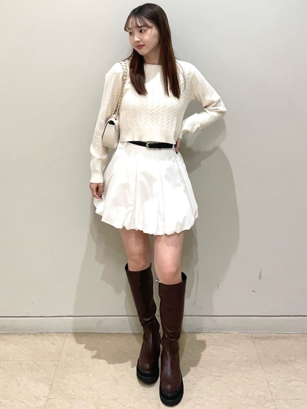 「ミニスカート、レザー、レザースカート、バルーンスカート、ロゴニット、チェーンバッグ、お出かけコーデ、アルシーヴ(archives)、archivesスカート、韓国ファッション、休日スタイル、女子会コーデ、レザージャケット」｜「archivesのＢＯＸタックバルーンミニスカート（スカート、ホワイト系）」を使った、archivesさん（レディース・158cm）の冬コーディネートの3枚目の写真