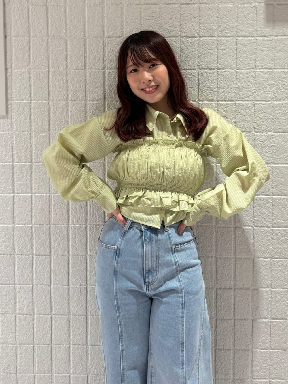 グリーン系のシャツ/ブラウス、ブルー系のデニムパンツ、ホワイト系のサンダルを着用したレディースの夏コーディネートの2枚目の写真