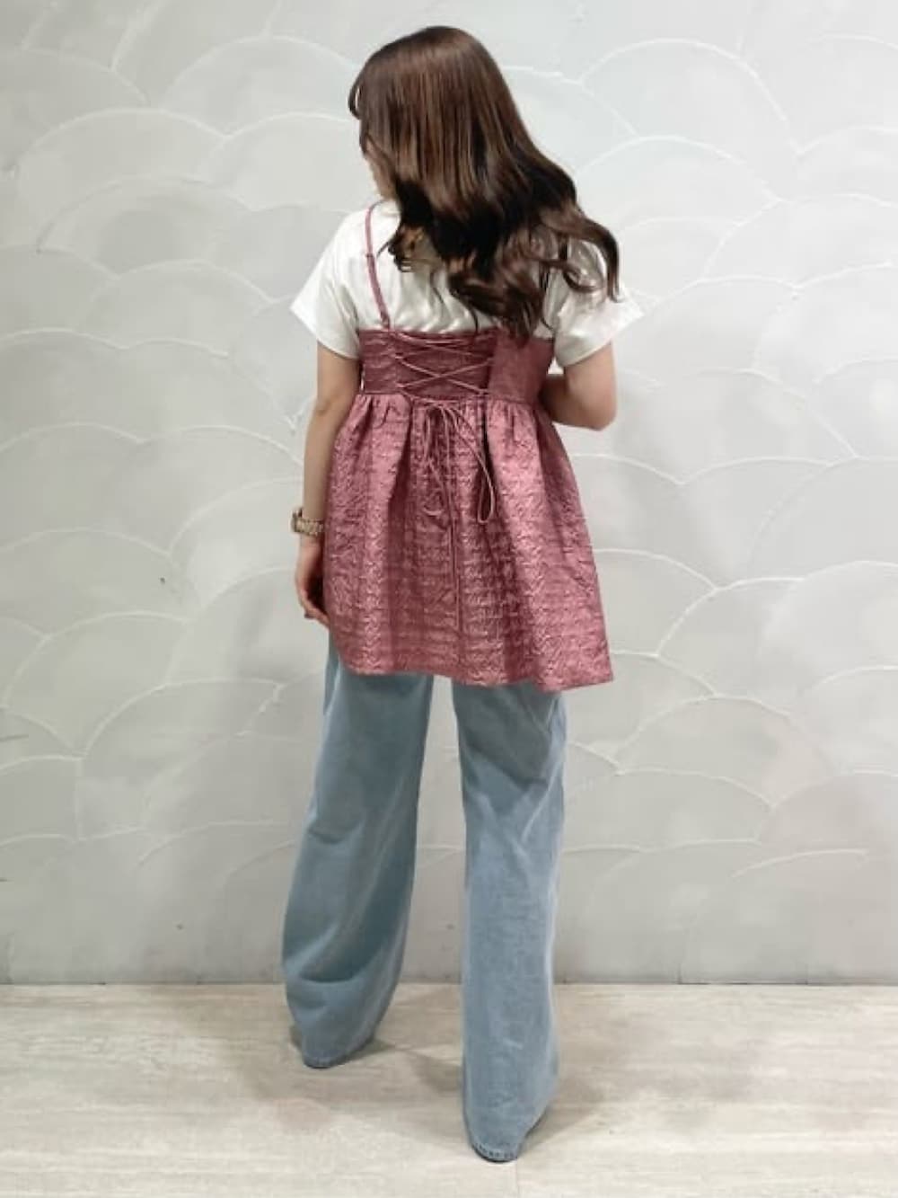 ピンク系のシャツ/ブラウス、ブルー系のデニムパンツを着用したレディースの夏コーディネートの2枚目の写真