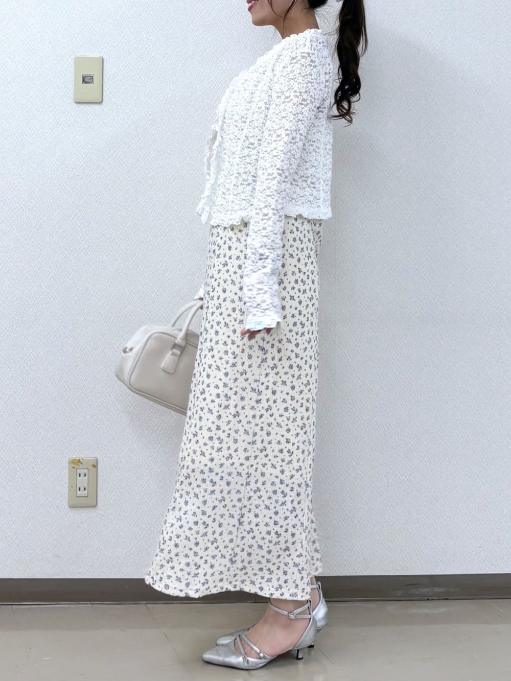 ホワイト系のTシャツ/カットソー、ホワイト系のワンピース、グレー系のパンプスを着用したレディースの春コーディネートの2枚目の写真