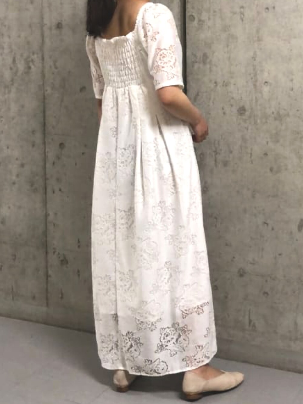 ホワイト系のワンピースを着用したレディースの夏コーディネートの2枚目の写真