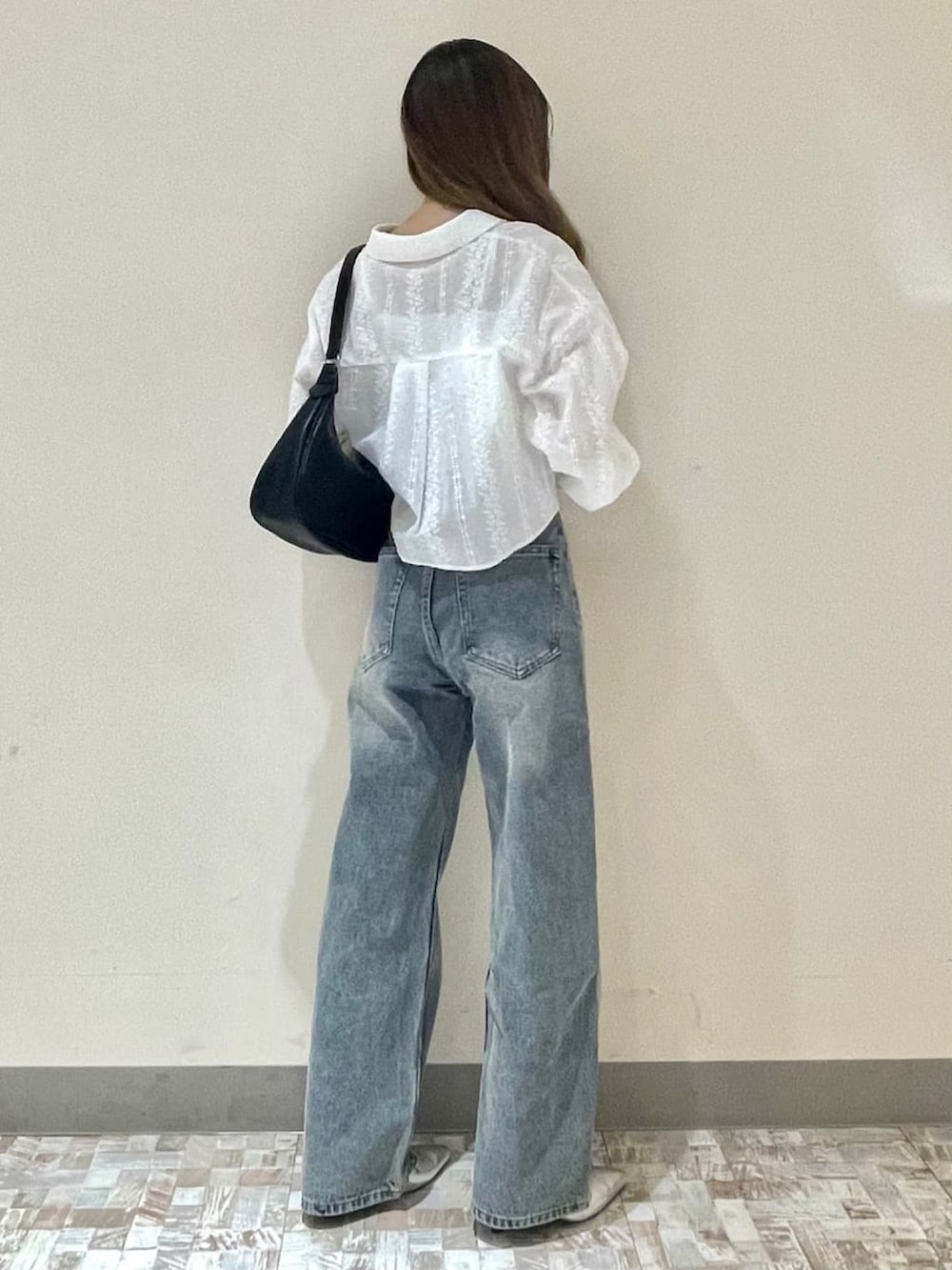 「アルシーヴ(archives)、アルシーヴ、archives、デニムパンツ、春コーデ、ビスチェ、ビスチェ×デニム、オーバーダイデニム、オトナカジュアル、デニムコーデ、シャツスタイル、コットンシャツ、セットアイテム」｜「archivesのコットンレースビスチェ×シャツＳＥＴ（シャツ/ブラウス、ホワイト系）」を使った、archivesさん（骨格ウェーブ・レディース・155cm）の春コーディネートの2枚目の写真