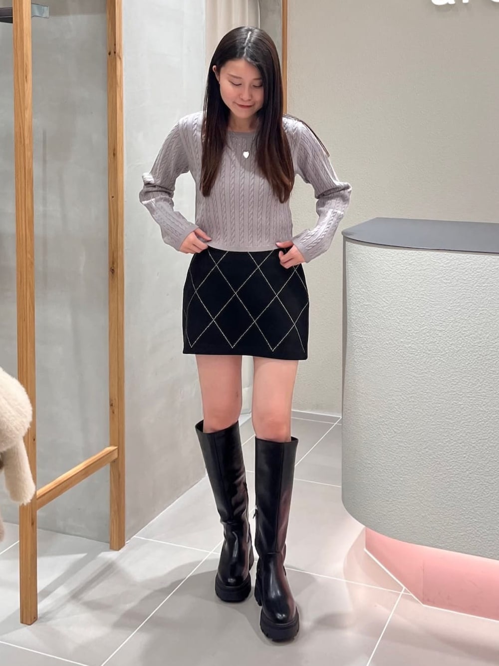 「クリスマスに着たい服、クリスマスコーデ、お出かけコーデ、デートコーデ、ダウンジャケット、中綿ジャケット、韓国ファッション、ケーブルニット、ミニスカート、ロングブーツ、大人かわいい、アルシーヴ(archives)、archivesスカート」｜「archivesのワンポイントケーブルニット（ニット/セーター、ホワイト系）」を使った、archivesさん（レディース・156cm）の冬コーディネートの2枚目の写真