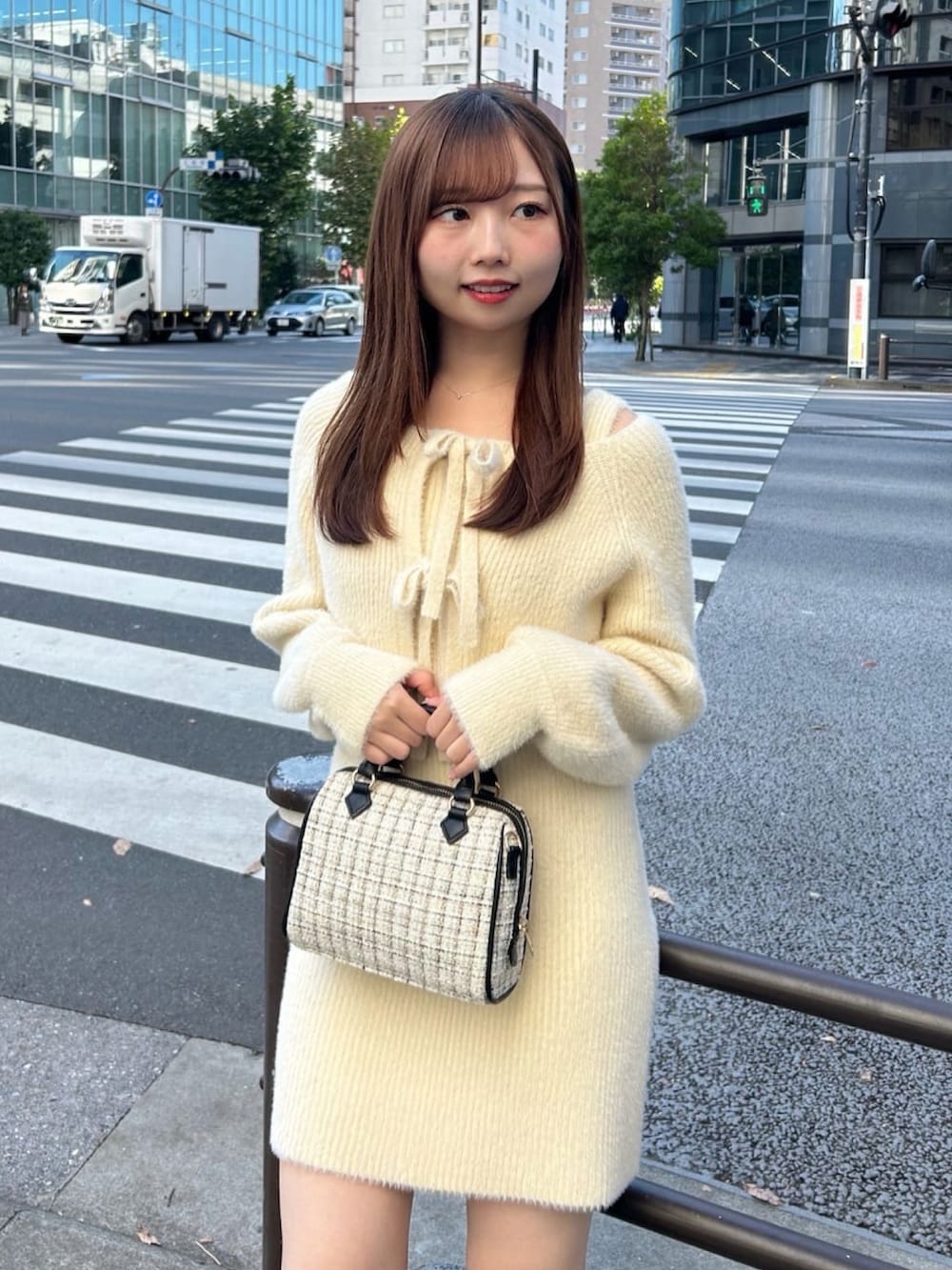 ホワイト系のボストンバッグ、ホワイト系のワンピースを着用したレディースの冬コーディネートの3枚目の写真