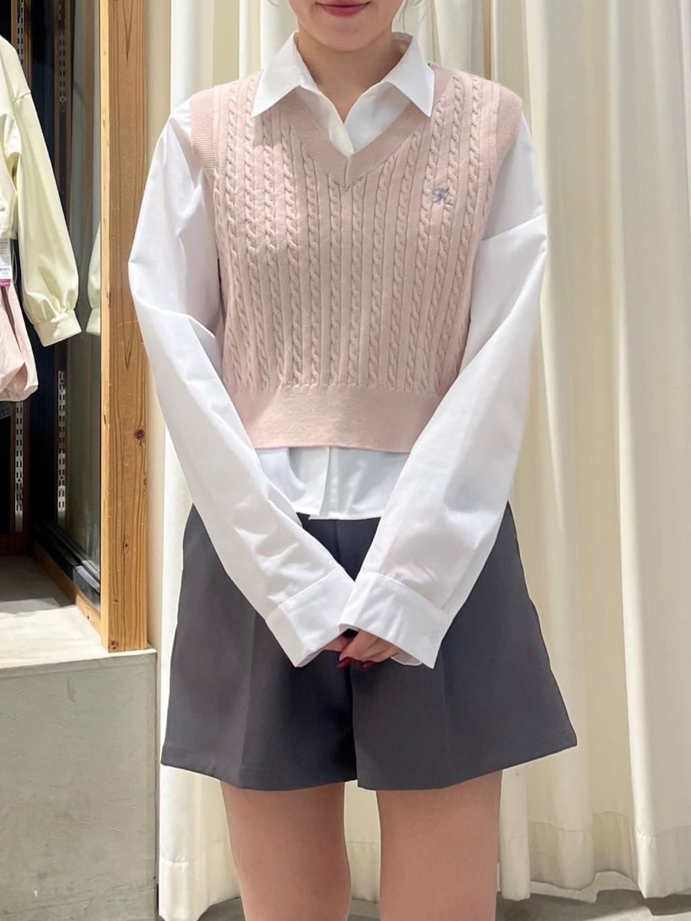 「アルシーヴ(archives)、アルシーヴ、archives、ベスト、ベスト×シャツ、シャツ、ハーフパンツ、韓国っぽ、トラッド、2025ss、トレンドコーデ、セットアイテム、スクールテイスト」｜「archivesのＶネックケーブルニットベスト×シャツＳＥＴ（アンサンブル、ピンク系）」を使った、archivesさん（骨格ウェーブ・レディース・153cm）の春コーディネートの2枚目の写真