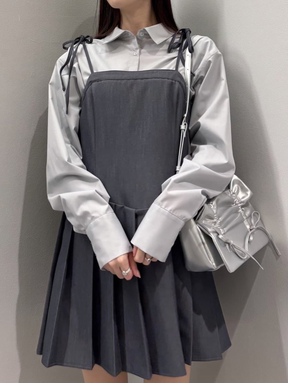 「ミニスカート、春先取り、おでかけコーデ、春カラー、休日スタイル、ミニワンピ、ローファー、レイヤードスタイル、デートコーデ、韓国コーデ、シャツ、韓国ファッション、お出かけコーデ、アルシーヴ(archives)、archivesワンピース」｜「archivesの２ｗａｙリボンプリーツミニキャミワンピース（ワンピース、グレー系）」を使った、archivesさん（レディース・157cm）の冬コーディネートの3枚目の写真