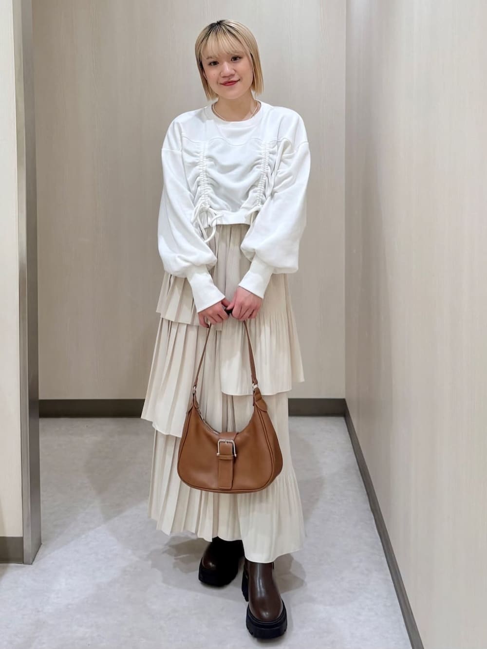 「休日スタイル、ゆるコーデ、リラックススタイル、お出かけコーデ、スウェット、ティアードスカート、プリーツティアードスカート、スカートコーデ、春コーデ、ハンドバッグ、アルシーヴ(archives)、archivesスカート」｜「archivesのドロストショートスウェット（スウェット、ホワイト系）」を使った、archivesさん（レディース・150cm）の冬コーディネートの2枚目の写真