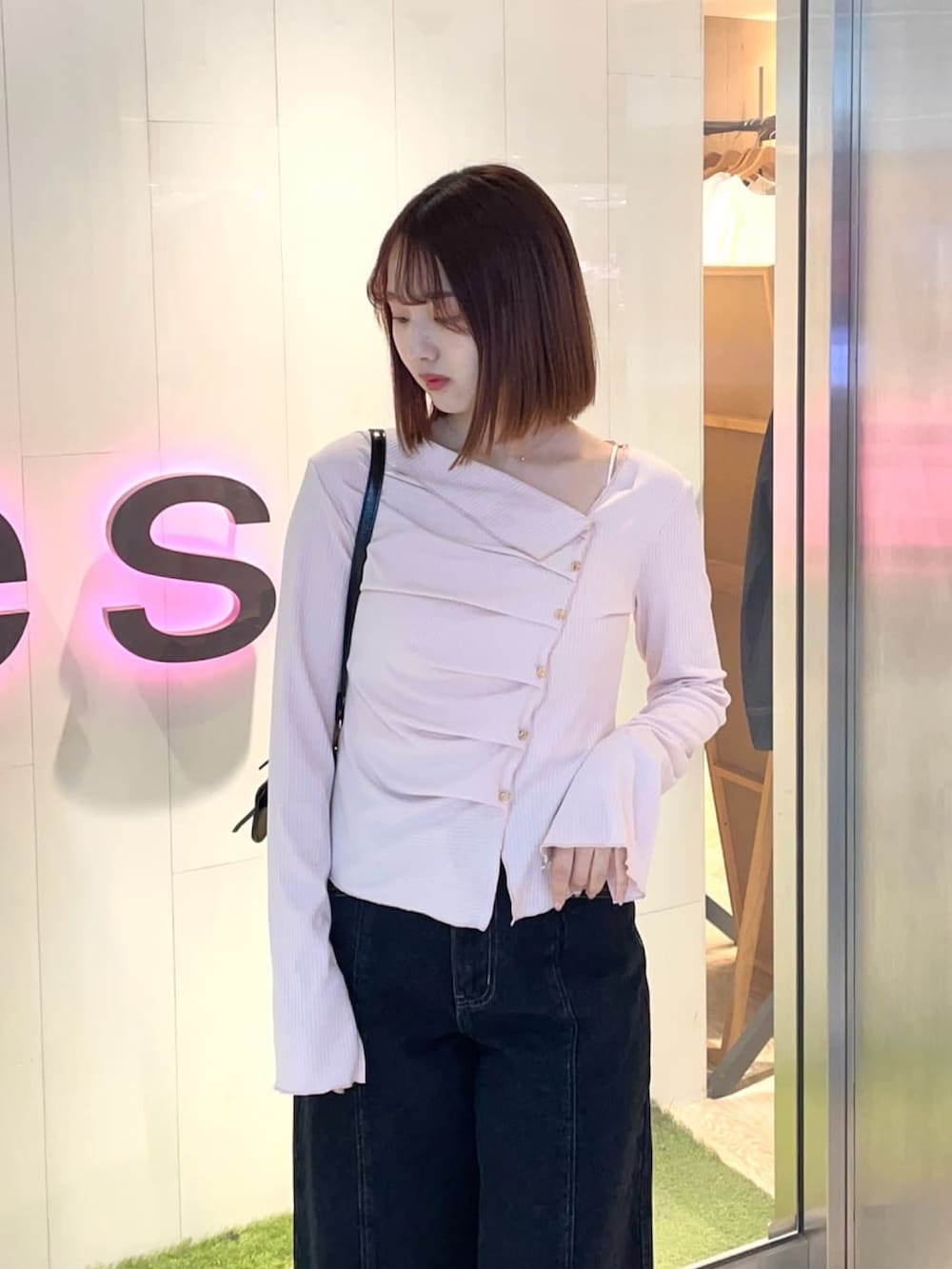 「春めき満開コーデ、アルシーヴ(archives)、アルシーヴ、archives、デニム、パンツスタイル、春コーデ、アシメ、デザイントップス、ピンク」｜「archivesのアシメタックボタンカットＴＯＰＳ（Tシャツ/カットソー、ピンク系）」を使った、archivesさん（骨格ウェーブ・レディース・158cm）の春コーディネートの2枚目の写真