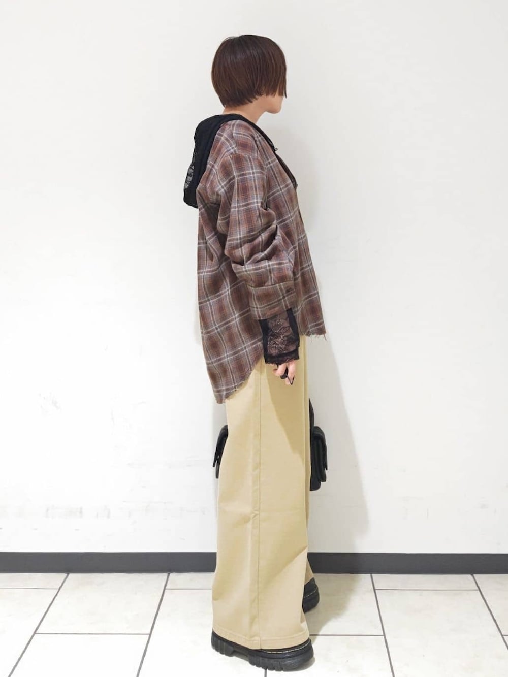ブラウン系のシャツ/ブラウス、ブラック系のシャツ/ブラウス、ベージュ系のデニムパンツを着用したレディースの秋コーディネートの2枚目の写真