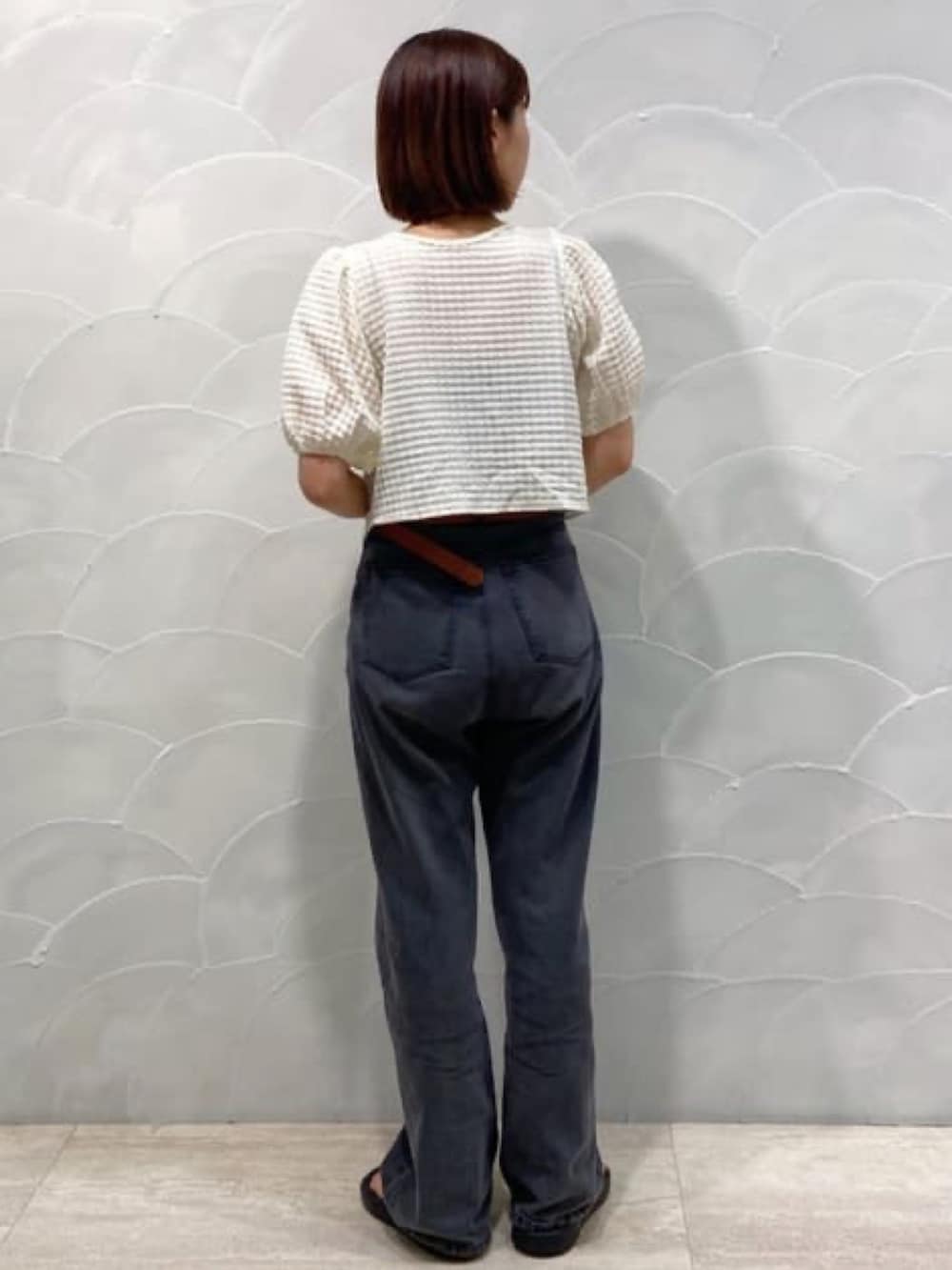 ホワイト系のTシャツ/カットソー、ブラック系のデニムパンツを着用したレディースの夏コーディネートの2枚目の写真