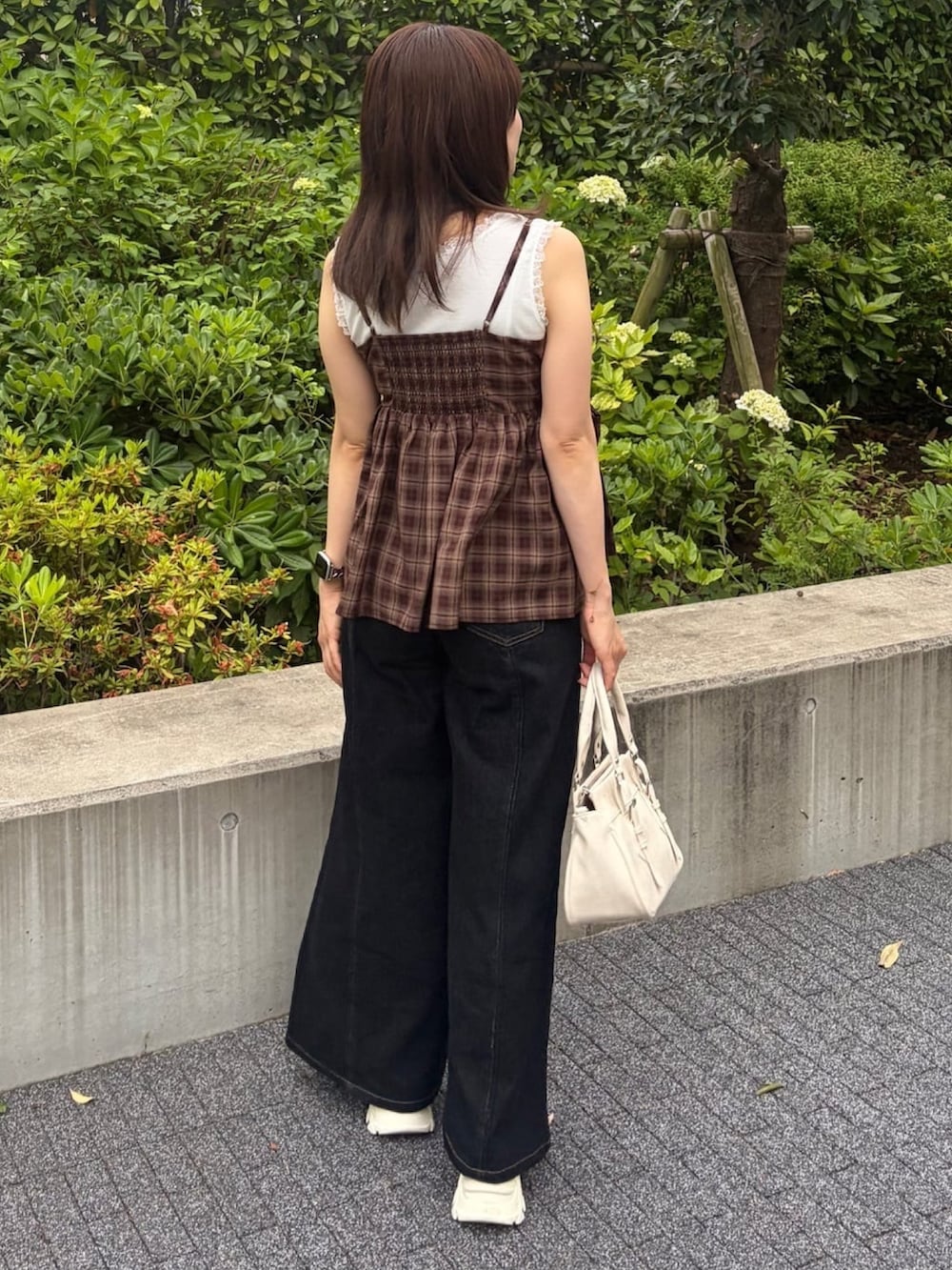 ブラウン系のシャツ/ブラウス、ブラック系のデニムパンツを着用したレディースの夏コーディネートの5枚目の写真