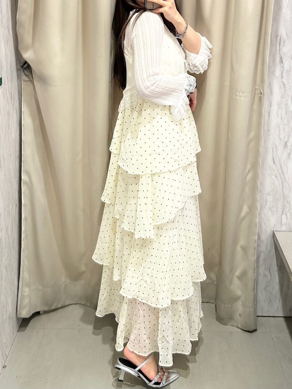 ホワイト系のワンピース、ホワイト系のニット/セーター、グレー系のサンダルを着用したレディースの夏コーディネートの2枚目の写真