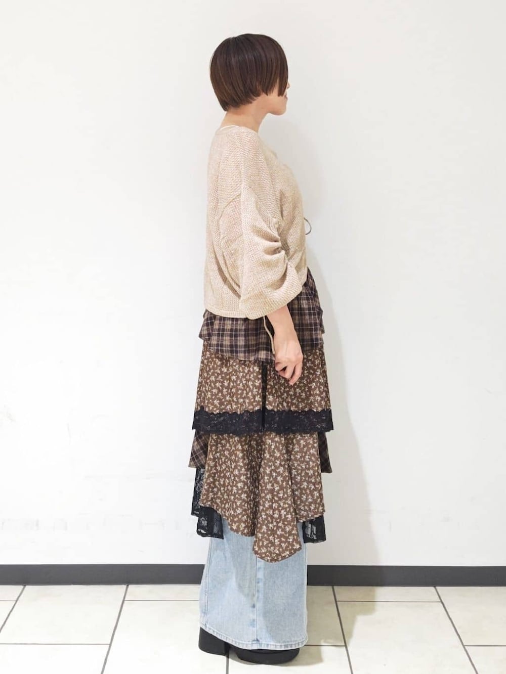 ブラック系のパンプス、ホワイト系のキャミソール、ピンク系のニット/セーターを着用したレディースの秋コーディネートの2枚目の写真