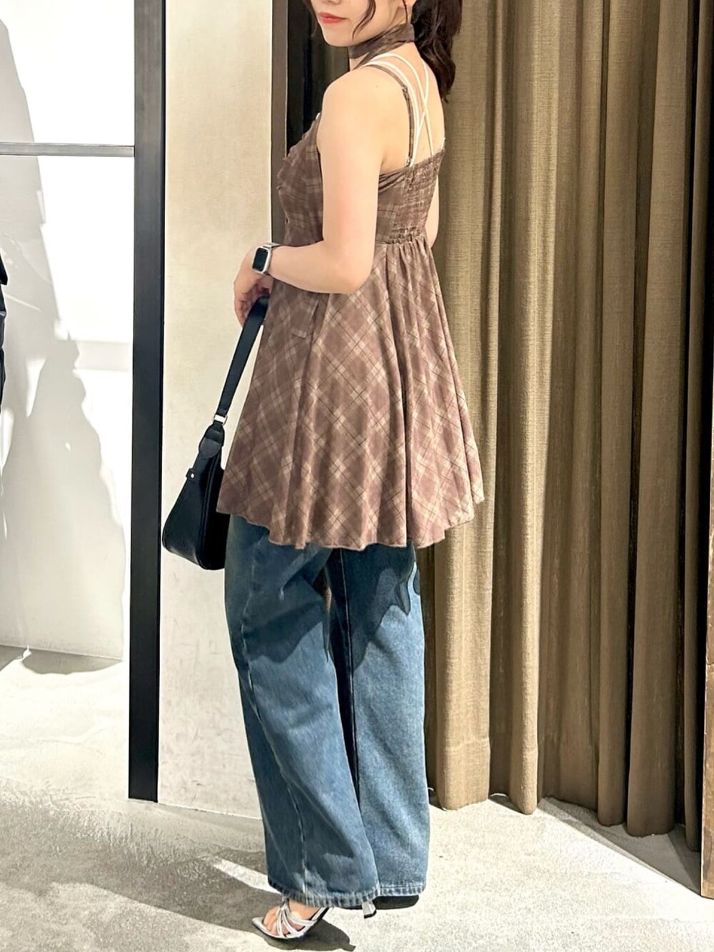 ブラウン系のワンピースを着用したレディースの夏コーディネートの2枚目の写真