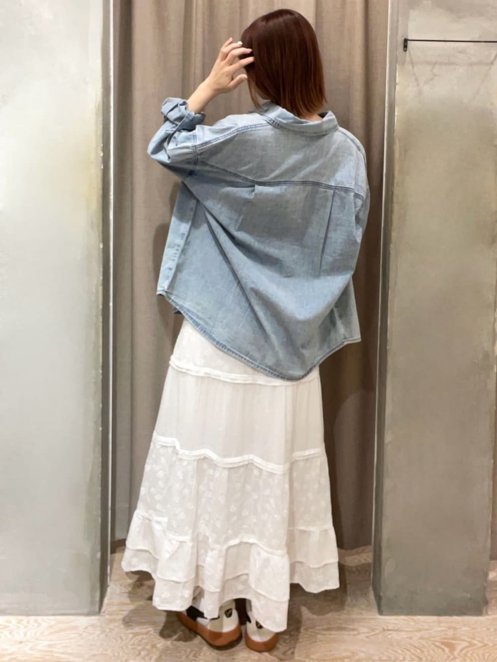 ブルー系のシャツ/ブラウス、ホワイト系のスカート、ホワイト系のキャミソールを着用したレディースの春コーディネートの3枚目の写真