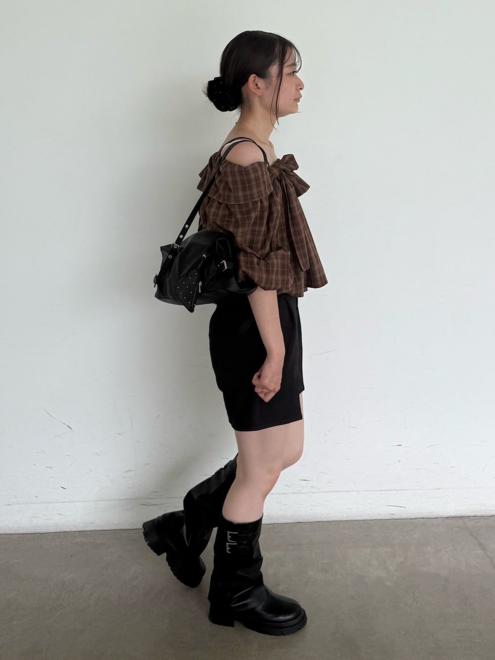 ブラウン系のシャツ/ブラウス、ブラック系のその他パンツ、ブラック系のブーツを着用したレディースの秋コーディネートの2枚目の写真