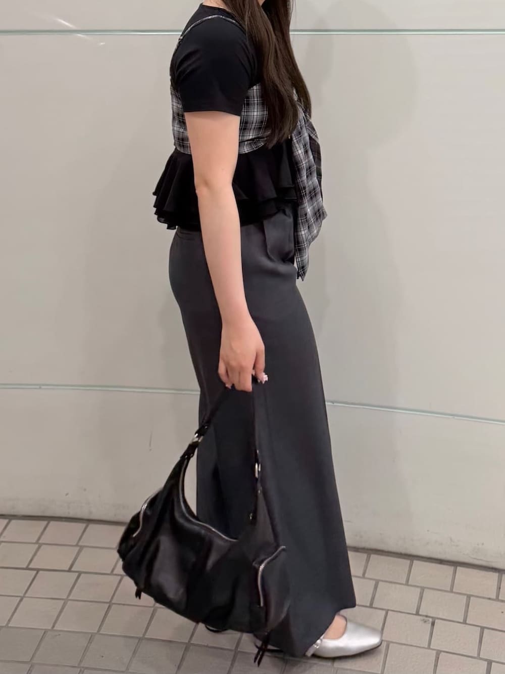 ブラック系のTシャツ/カットソー、グレー系のスラックスを着用したレディースの夏コーディネートの2枚目の写真