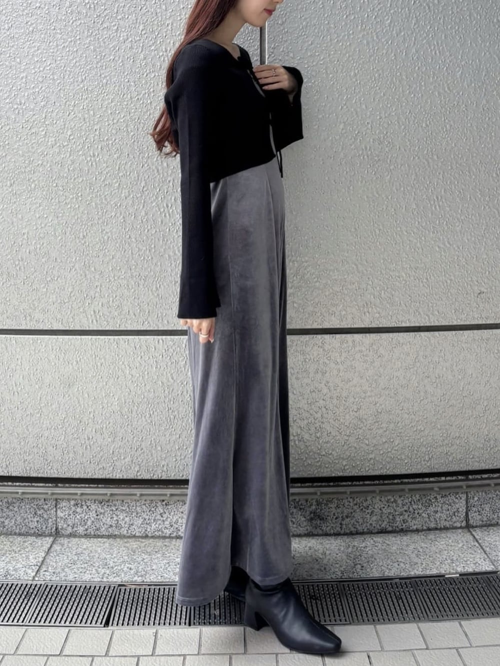 グレー系のワンピースを着用したレディースの冬コーディネートの2枚目の写真