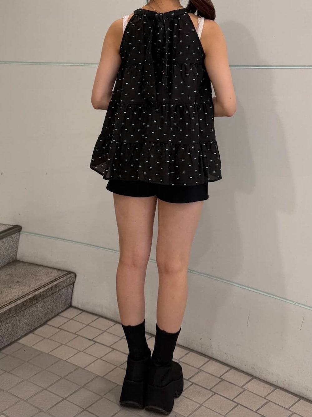ブラック系のシャツ/ブラウス、ブラック系のその他パンツ、ブラック系のボストンバッグを着用したレディースの夏コーディネートの3枚目の写真