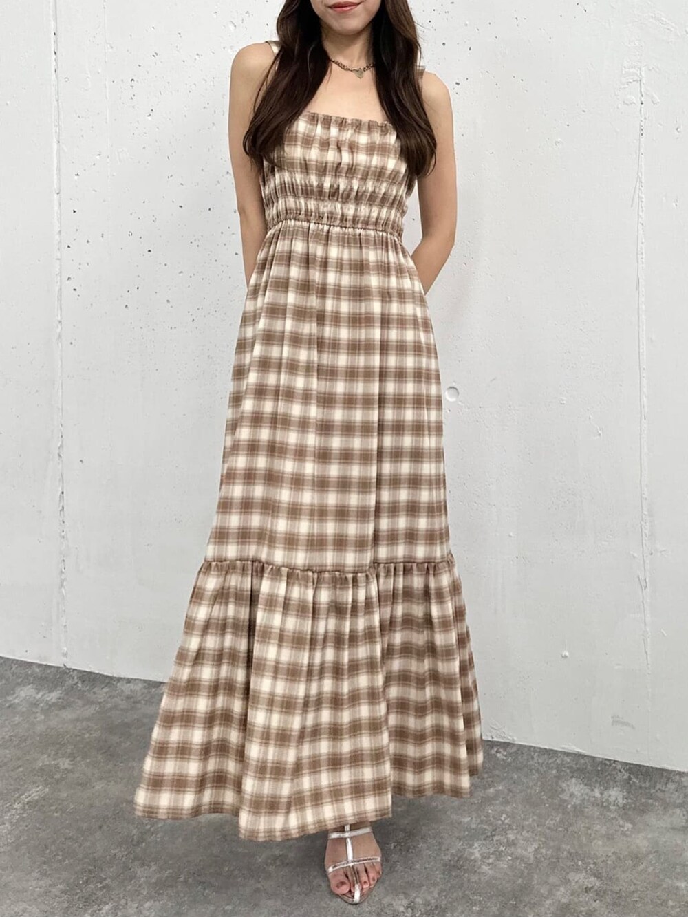 ブラウン系のワンピース、ベージュ系のハンドバッグ、ホワイト系のシャツ/ブラウスを着用したレディースの夏コーディネートの2枚目の写真