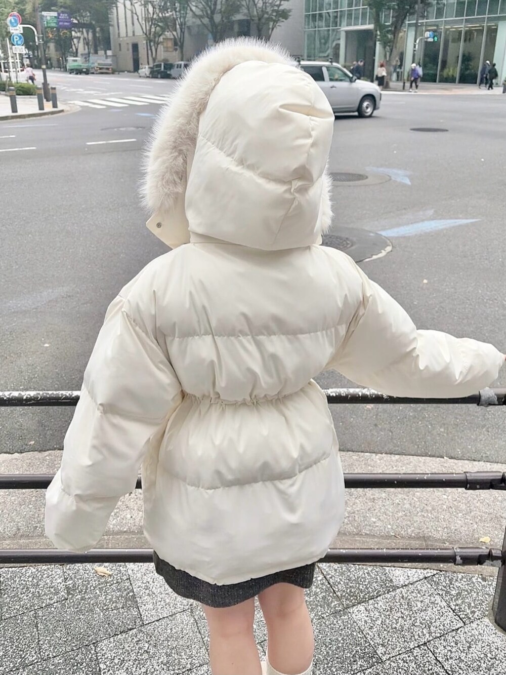 ホワイト系のブルゾンを着用したレディースの秋コーディネートの3枚目の写真