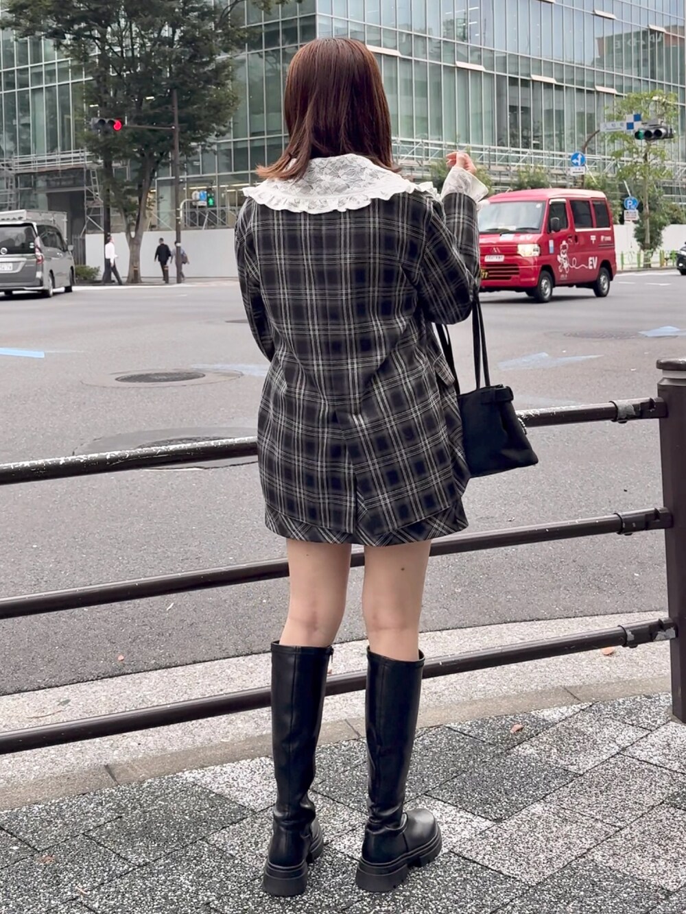 グレー系のテーラードジャケット、ブラック系のショルダーバッグを着用したレディースの秋コーディネートの3枚目の写真