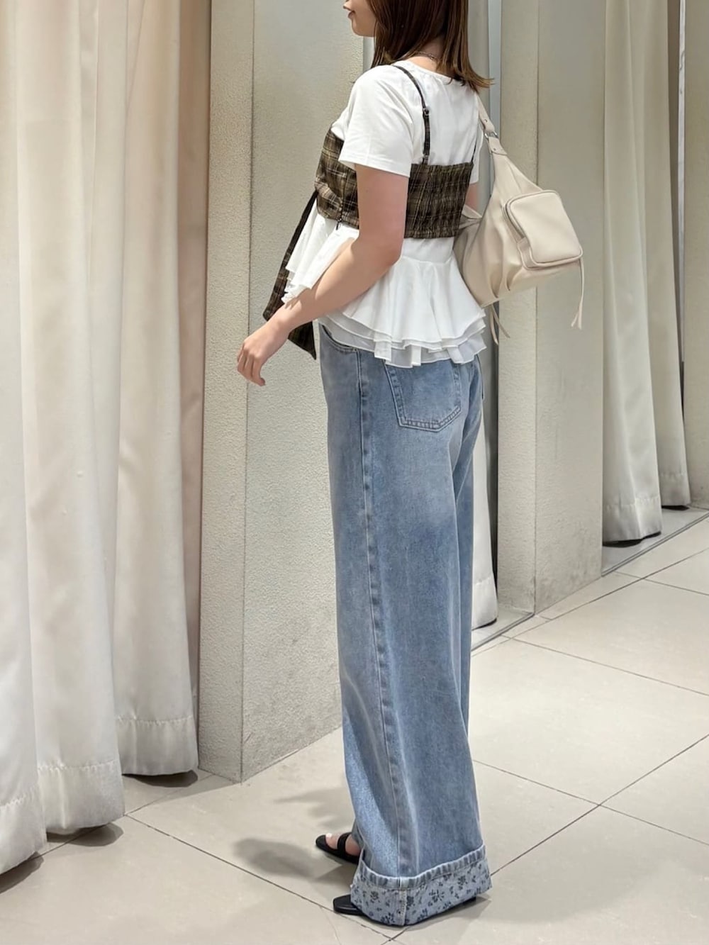 ブラウン系のTシャツ/カットソー、ブルー系のデニムパンツを着用したレディースの夏コーディネートの3枚目の写真
