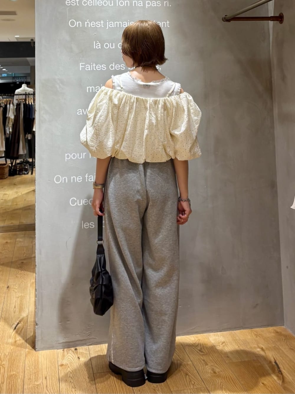 グレー系のスウェットパンツ、ホワイト系のタンクトップ、ホワイト系のシャツ/ブラウスを着用したレディースの夏コーディネートの5枚目の写真