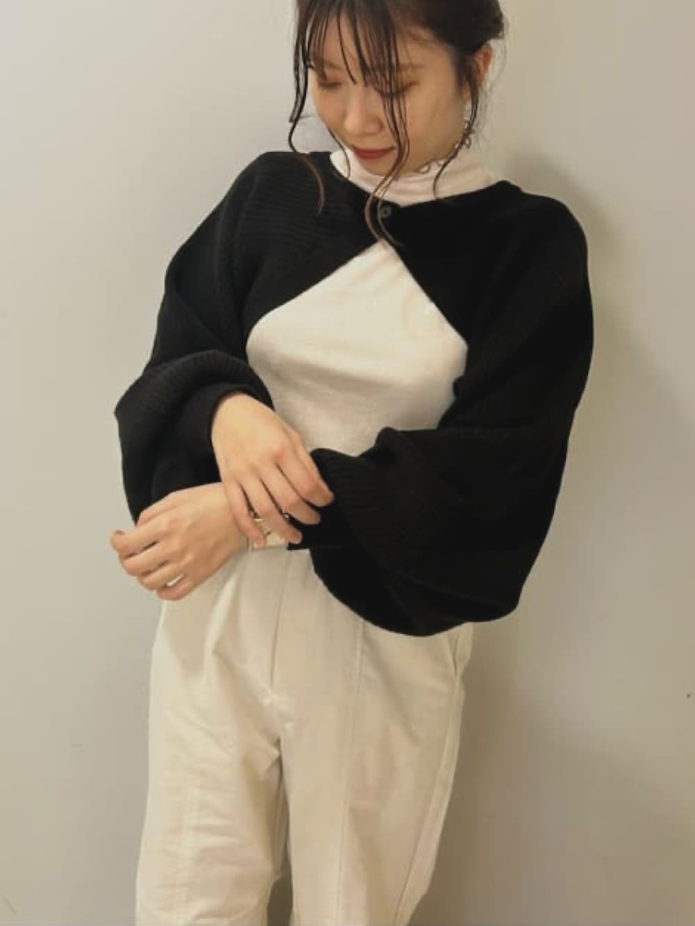 ホワイト系のボストンバッグ、ホワイト系のカーゴパンツ、ブラック系のブーツを着用したレディースの春コーディネートの2枚目の写真