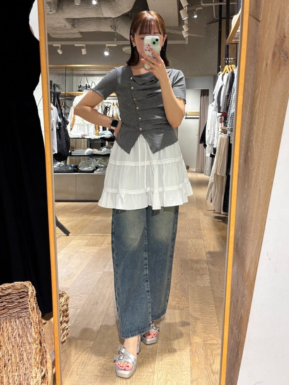 グレー系のTシャツ/カットソー、ブルー系のデニムパンツを着用したレディースの夏コーディネートの3枚目の写真