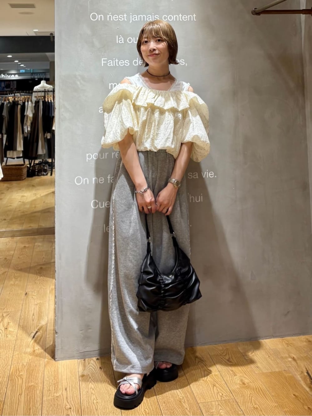 グレー系のスウェットパンツ、ホワイト系のタンクトップ、ホワイト系のシャツ/ブラウスを着用したレディースの夏コーディネートの4枚目の写真